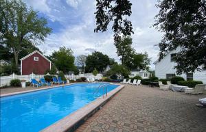 Brandon布兰登酒店的一个带椅子的庭院和房子的游泳池
