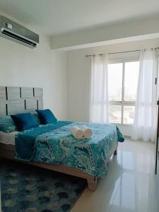 波拉马尔Omas Ocean的一间卧室配有一张床,上面有两条毛巾