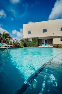 奥拉涅斯塔德RH Boutique Hotel Aruba的大楼前的游泳池