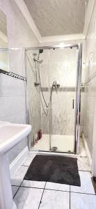 伦敦Aldgate Rooms的带淋浴和盥洗盆的浴室