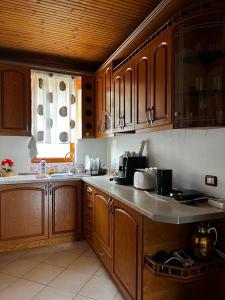培拉特Guesthouse Emiljano的厨房配有木制橱柜和台面