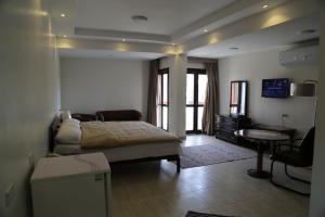 开罗Cairo international Scout House的一间卧室配有一张床、一张桌子和一张桌子
