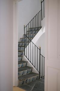 卡达克斯Can Set的带有蓝色和白色楼梯的楼梯
