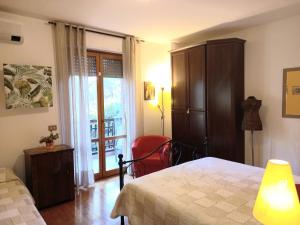 佩鲁贾休闲时光酒店的卧室配有床、椅子和窗户。