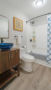 霍利Wally's House的浴室配有卫生间、盥洗盆和浴缸。