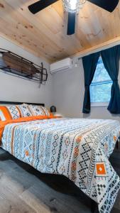 霍利Wally's House的一间卧室配有床,床上装有被子
