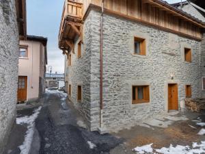 PrarangerChalet Saint-Martin-de-Belleville, 6 pièces, 12 personnes - FR-1-570-30的一条白雪 ⁇ 街道上的古老石头建筑