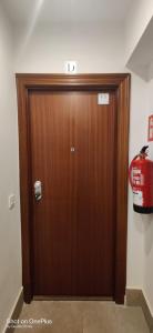 维多利亚-加斯特伊兹Gasteiz Etxea l的一个带消防栓的房间里木门
