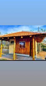 诺布里斯pousada camping do josias的茅草屋顶的小房子