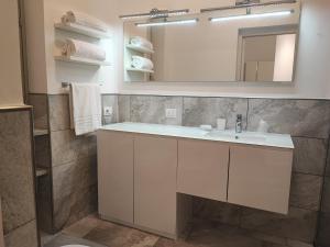 贝加莫Bergamo Alta Guest House的一间带水槽和镜子的浴室