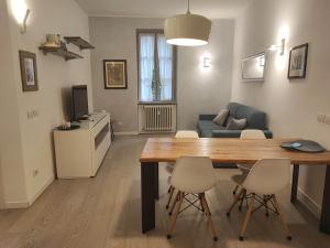 贝加莫Bergamo Alta Guest House的客厅配有桌椅和沙发