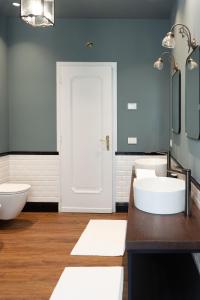 韦尔巴尼亚Caffè delle Rose Les Chambres的一间带两个水槽和白色门的浴室