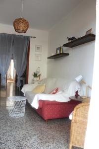 科洛尼亚圣霍尔迪Casa Marina的客厅配有沙发
