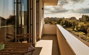 卢布尔雅那Bresidence Apartments with free private parking的阳台设有长凳,享有城市美景。