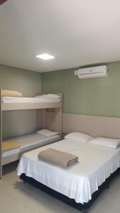 伊瓜苏Pousada Falls Park的带两张双层床的客房中的两张床