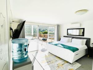 开普敦Hotel Vibes Cape Town Plattekloof的一间卧室设有一张床和一个大窗户
