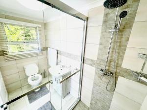 开普敦Hotel Vibes Cape Town Plattekloof的带淋浴、卫生间和盥洗盆的浴室