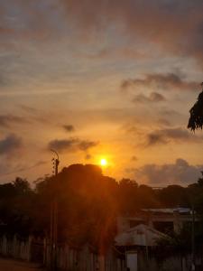 OuidahAu cœur de Ouidah 2的山丘上日落与日落