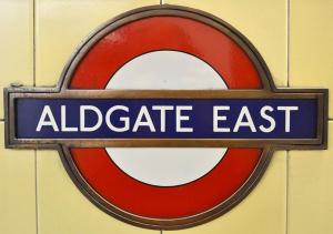 伦敦Aldgate Rooms的墙上的字母东面标牌