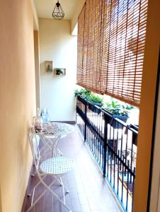 佩萨罗Casa Ida的阳台配有桌椅和窗户。