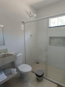 伊瓜苏Pousada Falls Park的白色的浴室设有卫生间和淋浴。