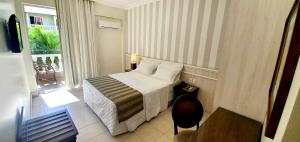 福塔莱萨Hotel Villa Mayor Charme - fortaleza的小型酒店客房设有一张床和一个阳台。