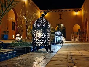 梅尔祖卡Berber Palace Merzouga的夜晚在房子的庭院里用灯笼