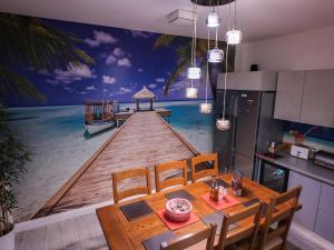 苏恰瓦ASE Premium House的厨房配有餐桌和码头画