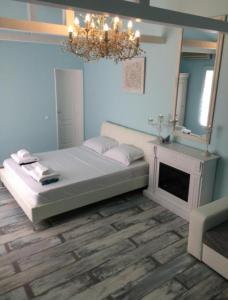 康斯坦察Solaria House的一间卧室配有一张带镜子和吊灯的床。