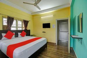 加尔各答Hotel Salt Lake Palace Kolkata Sector II Near Dum Dum Park - Fully Air Conditioned and Spacious Room - Couple Friendly的一间卧室配有一张大床和电视