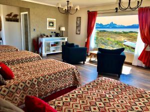 Lago Viedma拉埃斯泰拉庄园民宿的酒店客房设有两张床和大窗户。