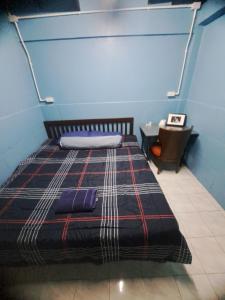 曼谷Sura Hostel and Coworking的一间卧室配有一张床和一张桌子及椅子