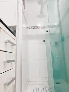 维多利亚APTO - Espaço Village Completo - 2Q的浴室里设有玻璃门淋浴