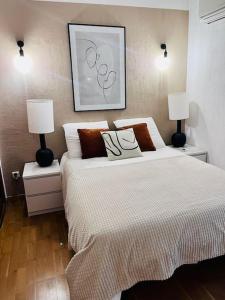 阿雅克修Charmant Appartement centre-ville的一间卧室配有一张大床和两盏灯