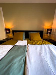 斯帕Au Grand Pierrot的卧室内两张并排的床