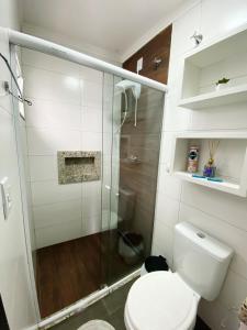 帕苏迪托雷斯Sobrados Molhes的一间带卫生间和玻璃淋浴间的浴室