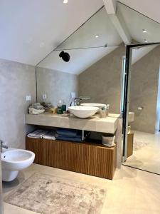 热那亚La Perla di Boccadasse的一间带水槽、卫生间和镜子的浴室
