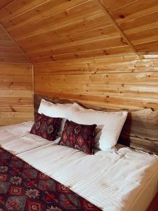 安布罗劳里Hotel Nordmann,Racha的木天花板的客房内的一张床位