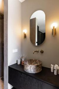 阿尔克马尔The Mini Villa的一间带水槽和镜子的浴室