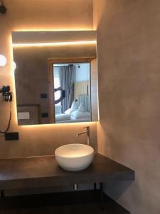 奥蒂塞伊Pra Ciarea Apartments的一间带水槽和镜子的浴室