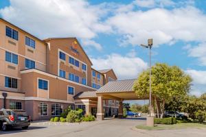 韦科Comfort Suites Waco North - Near University Area的停车场内有停车位的酒店