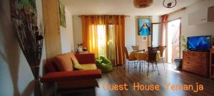 纳博讷Guest House Yemanja的带沙发的客厅和用餐室