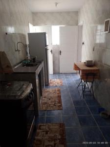 卡波布里奥CASA GRIEBELER 02的厨房配有水槽和桌子