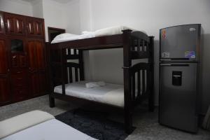 圣何塞德尔瓜维亚雷Hostal Castañeda的客房设有三张双层床和电视。
