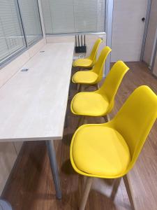马德里Hostel Acacias的等候室的一排黄色椅子