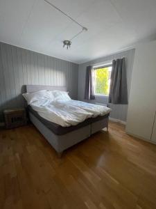 拉尔维克Larvik appartment in the city的一间卧室设有一张床和一个窗口