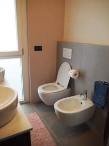利索内Residence Monza Parco的浴室配有白色卫生间和盥洗盆。