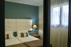 大加那利岛拉斯帕尔马斯Las Canteras Beach的一间卧室设有一张大床和一个窗户。