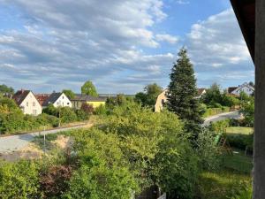 海罗德堡sonnig wohnen in Heroldsberg的享有村庄美景,设有房屋和道路