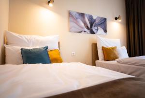 尼尔巴托尔Elixír Panzió的酒店的客房 - 带两张带枕头的床